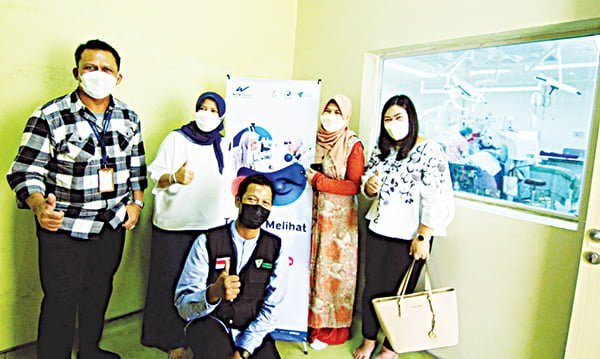 OPERASI KATARAK— PT Wahana Ottomitra Multiartha Tbk (WOM Finance) menggelar program sosial operasi katarak gratis kepada masyarakat kurang mampu guna mewujudkan program kesehatan mata yang lebih baik. Kegiatan ini sebagai ungkapan rasa syukur atas capaian peningkatan layanan perusahaan dihari jadi ke-40.