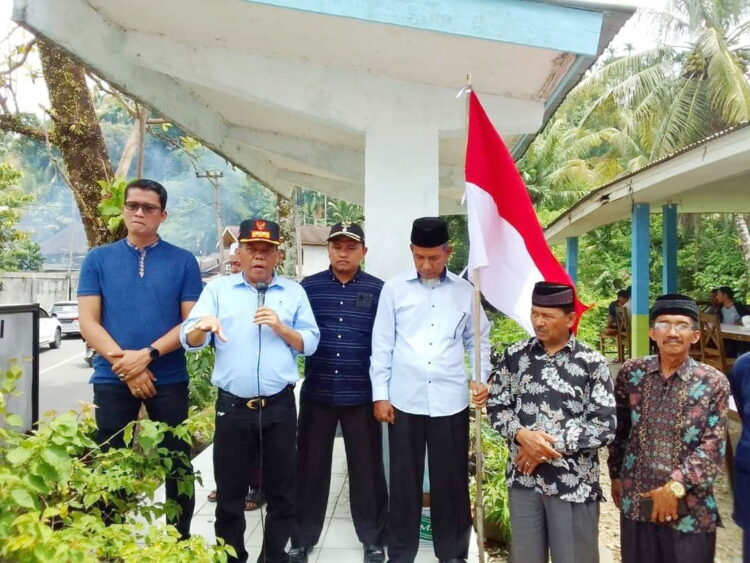PELEPASAN—Wakil Bupati Padangpariaman  Rahmang bersama Sekretaris Daerah  Rudy Repenaldi Rilis melepas keberangkatan tim peduli bencana gempa Pasaman dari Nagari III Koto Aur Malintang Selatan.