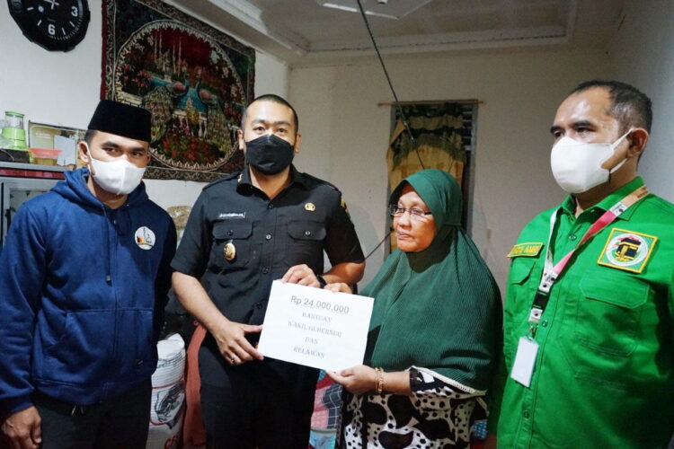 Wakil Gubernur Sumatra BaratAudy Joinaldy didampingi Wakil  Ketua DPW PPP SumbarNuzul Amri dan sejumlah relawan mengunjungi keluarga korban kebakaran, di Kampung Tangah, Nagari Sungai Batang, Kecamatan Tanjung Raya, Kabupaten Agam.