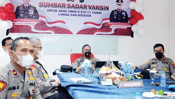 TINJAU—Wakapolda Sumbar Brigjen Pol Edi Mardianto saatmninjau  Vaksinasi serentak untuk anak Usia 6-11 Tahun, Lansia dan Booster di  Isuzu Kota Padang, Rabu siang (23/3).
