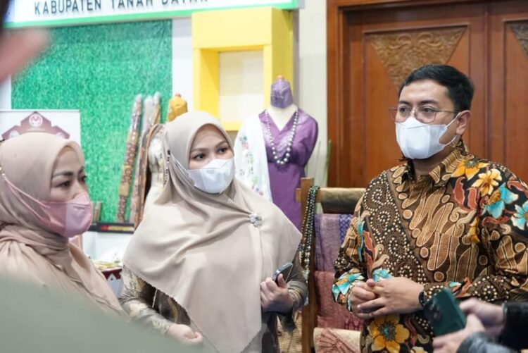 Bupati Tanah Datar Richi Aprian, SH, MH ketika mengunjungi booth pameran Tanah Datar di Hall B Balai Sidang Jakarta Convention Center (JCC) Jakarta, Minggu (27/03).