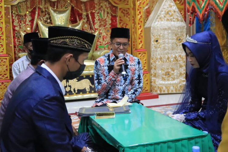 NASEHAT PERNIKAHAN— Wakil Wali Kota Erwin Yunaz memberikan nasehat kepada pasangan pengantin yang menikah di MPP Payakumbuh, Jumat (11/3).