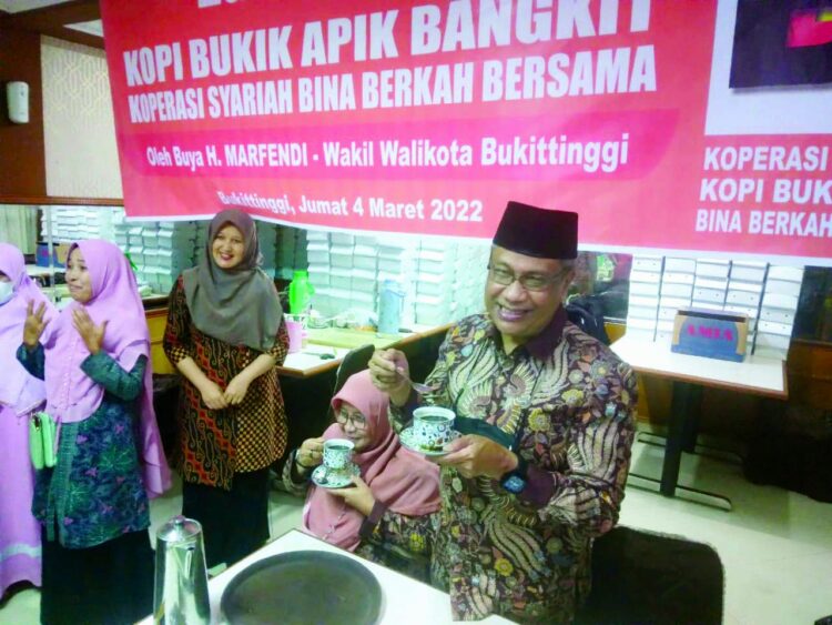 LAUNCHING KOPI— Wakil Wali Kota Bukittinggi Marfendi melauching produk Kopi Bukit Apit yang memiliki cita rasa khas, yang siap merambah pasaran kembali.