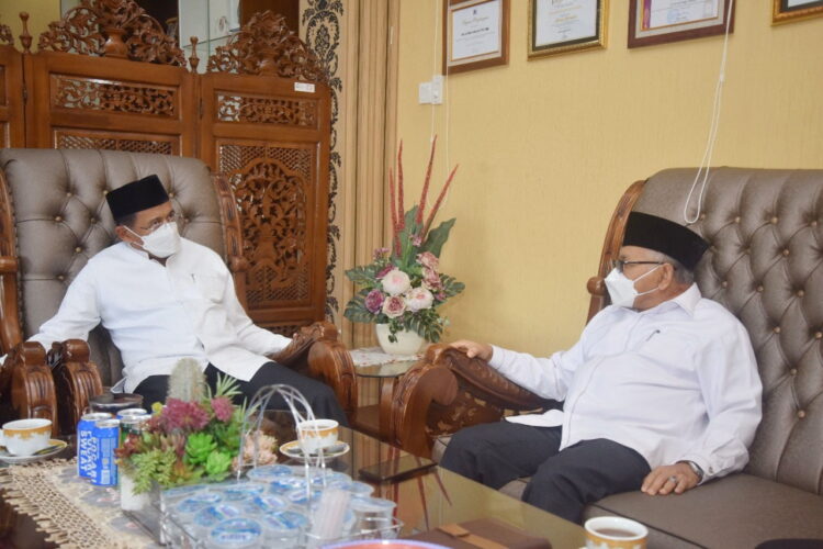 BERTEMU— Wakil Wali Kota Sawahlunto Zohirin Sayuti saat berbincang- bincang dengan Rektor UNP Ganefri, di Kampus UNP,  Jalan Prof Hamka Air Tawar ,Kota Padang, beberapa waktu lalu.