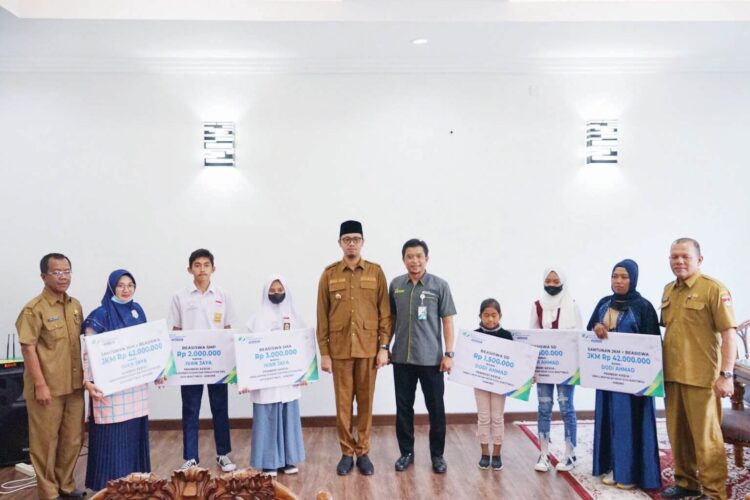 SANTUNAN— Dua pegawai non ASN Bukittinggi yang meninggal dunia beberapa waktu lalu terima santunan dari BPJS Ketenagakerjaan atau yang dikenal BPJamsostek.