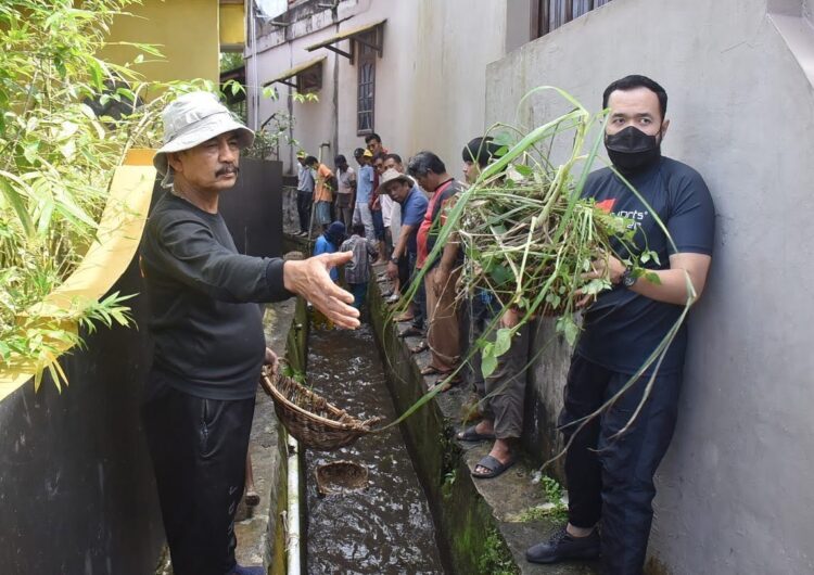 Wako Fadly Amran Apresiasi Semangat Goro Warga Gumala 1 GORO—Wali Kota H. Fadly Amran, BBA Datuak Paduko Malano turun langsung dan berbaur bersama masyarakat melakukan gorio massal.