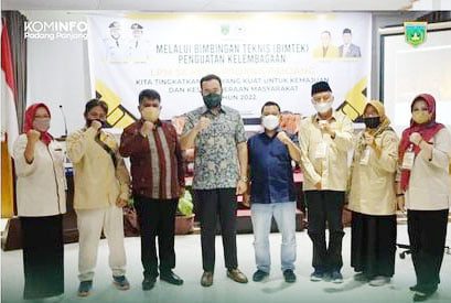 FOTO BERSAMA— Wali Kota Padangpanjang H. Fadly Amran, usai membuka kegiatan foto bersama dengan para peserta.
