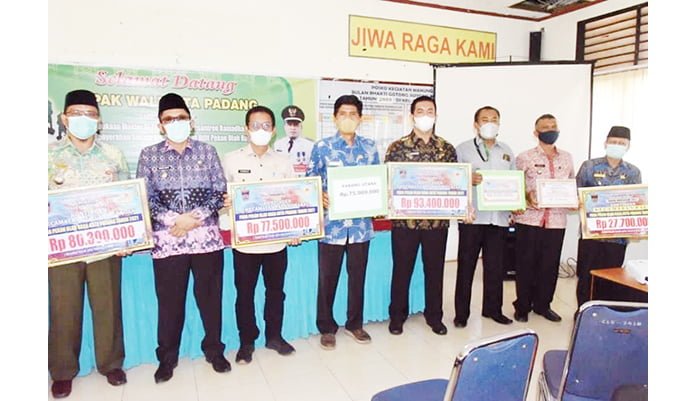 Wako Hendri Septa Serahkan Bonus Atlet Porkota Padang 2021