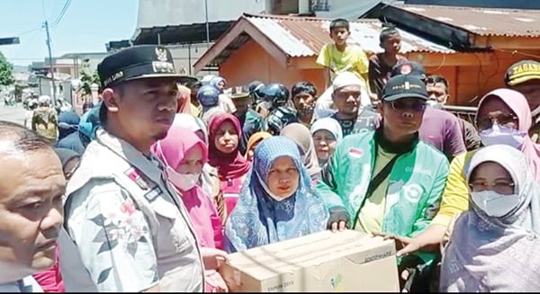 KUNJUNGI KORBAN— Wali Kota Bukittinggi, Erman Safar menyampaikan rasa duka atas kejadian kebakaran yang melanda tiga KK ini.