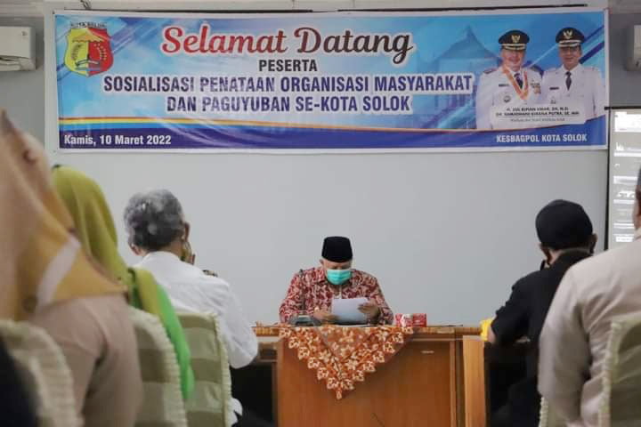 Wako Solok Sosialisasikan Pembinaan Ormas dan Paguyuban, Sekitar 101 dari 137 Ormas Belum Terdaftar 1 SOSIALISASI--Wako Solok Zul Elfian melakukan sosialisasi pembinaan organisasi masyarakat (Ormas) dan paguyuban se-Kota Solok.