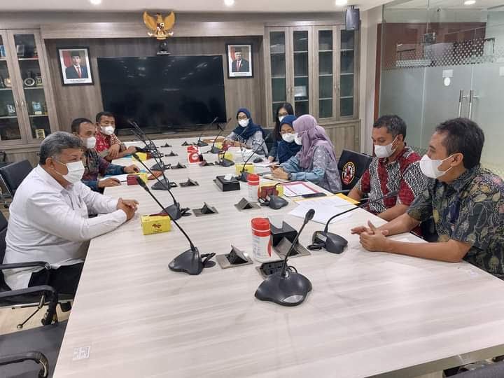 RAPAT PEMBAHASAN— Wali Kota Solok H Zul Elfian Umar didampingi  OPD-nya membahas Pengelolaan Sanitasi Kota dengan Direktur Sanitasi Ir Prasetyo MEng.