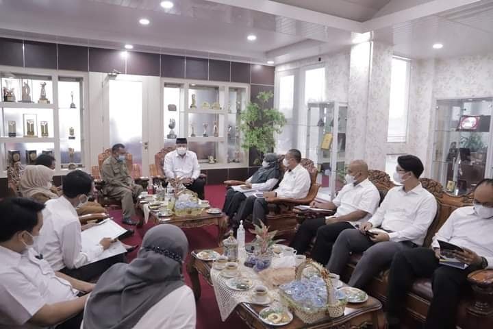 Kehadiran BPK-KAP di Kota Solok Bisa Membantu Kelola Keuangan Daerah 1 KEDATANGAN BPK—Walikota Solok Zul Elfian kedatangan tamu rombongan dari BPK Perwaklan Sumbar dan Kantor Akuntan Publik (KAP).