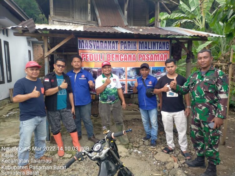 Walinagari Paritmalintang, Kecamatan Enam Lingkung, Kabupaten Padangpariaman Sudirman kemarin antarkan bantuan gempa untuk masyarakat di Kabupaten Pasman Barat.