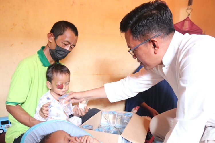 JENGUK—Wawako Erwin Yunaz jenguk balita penderita kanker mata.