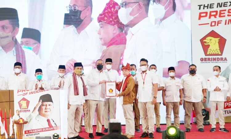 SERAHKAN DUKUNGAN— Ketua DPD Partai Gerindra Sumbar Andre Rosiade menyerahkan surat dukungan Prabowo Subianto sebagai calon Presiden Indonesia 2024 kepada Wakil Ketua Harian DPP Gerindra Sufmi Dasco usai deklarasi yang dihadiri ribuan kader dan simpatisan Partai Gerinda se-Sumbar.