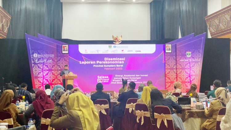 PAPARAN— Kepala BI Sumbar, Wahyu Purnama A memberikan paparan dalam kegiatan Diseminasi Laporan Perekonomian Sumatera Barat Februari 2022.