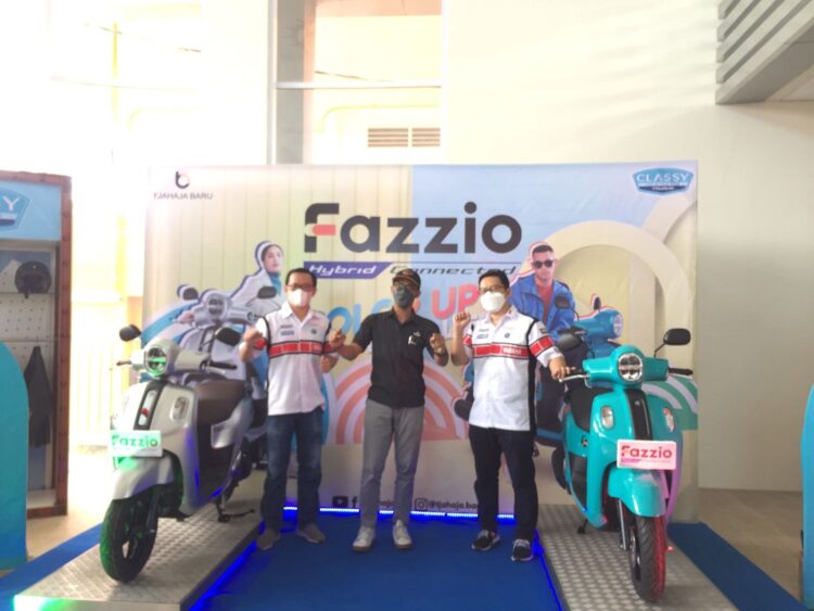 PERKENALKAN-Jajaran pimpinan manajemen CV Tjahaja Baru saat memperkenalkan Yamaha Fazzio Hybrid–Connected.