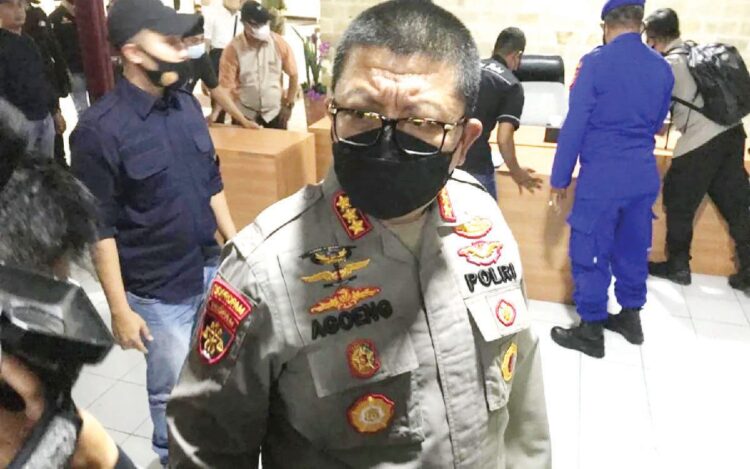 JELASKAN— Kabid Propam Polda Sulsel Kombes Pol Agoeng Adi Kurniawan jelaskan kepada wartawan dan memastikan AKBP M sudah ditahan.