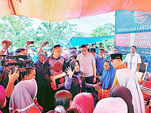 BERIKAN—Ketua Umum Partai Demokrat Agus Harimurti Yudhoyono (AHY) didampingi Anggota DPR RI dari Partai Demokrat, Rezka Oktoberia memberikan bantuan 1.000 sembako kepada korban gempa di Jorong Saparayo, Nagari Malampah, Kecamatan Tigo Nagari, Kabupaten Pasaman, Selasa (22/3).