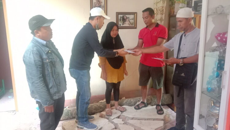 Rumah Rusak Berat Akibat Gempa Bumi, Direktur Posmetro Padang Serahkan Bantuan Tali Asih untuk Wartawan Pasbar 1 TALI ASIH— Direktur Harian Pagi POSMETRO Padang H. Syukron Putra, SE, Ak, MM, CA didampngi Manajer SDM dan Umum POSMETRO Amril Amras serahkan tali asih untuk Hendi, wartawan di Pasbar yang terdampak gempa.