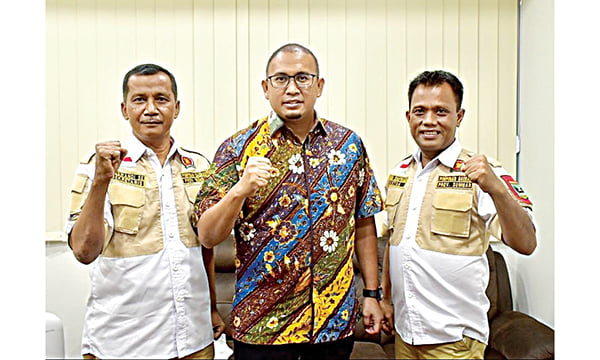 FOTO BERSAMA—  Ketua DPD Partai Gerindra Sumbar Andre Rosiade bersama Ketua PD Satria Sumbar Rudi Syafriadi dan Sekretaris Deswandi.