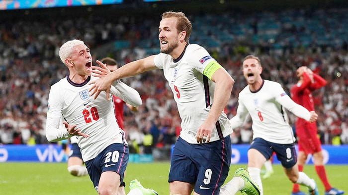 Euro 2020 - Semi Final - Inggris v Denmark - Stadion Wembley, London, Inggris - 7 Juli 2021 Pemain Inggris Harry Kane merayakan mencetak gol kedua mereka dengan Phil Foden.