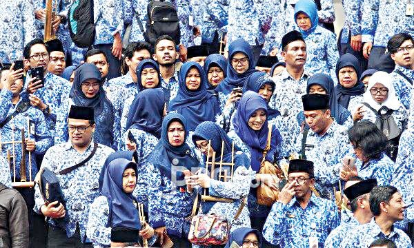 USAI— Terlihat para ASN usai apel pagi membubarkan diri untuk menjalankan tugas masing masing.