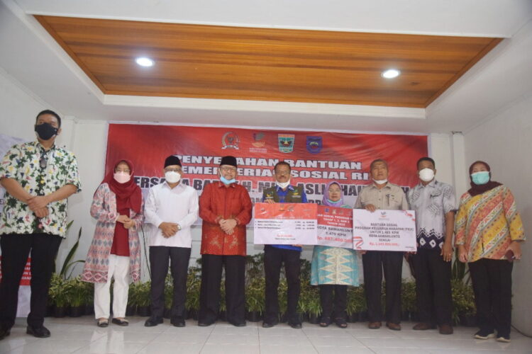 Kemensos Salurkan Bansos untuk 3.012 KK di Kota Sawahlunto 1 FOTO BERSAMA— Penerima manfaat bantuan sosial (bansos) foto bersama setelah menerima bansos dari Kementerian Sosial RI.