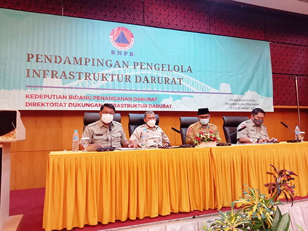 PAPARAN—Kasubdit Pemulihan Sarana dan Prasarana BNPB RI, Budi Erwanto saat berikan paparan tentang kebencanaan.