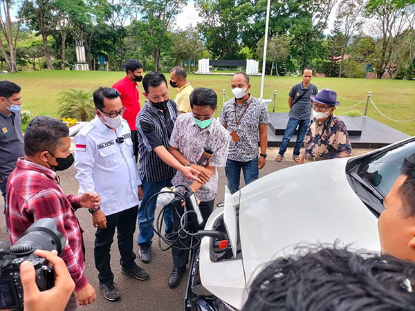 MEMPERKENALKAN— PLN kenalkan mobil listrik kepada Bupati Tanah Datar Eka Putra, Rabu (09/03), di Kantor Bupati Tanahdatar.