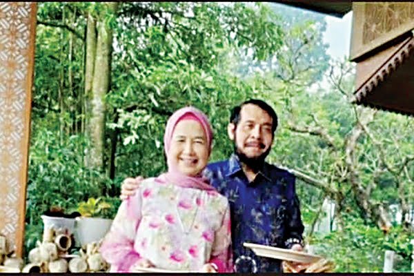 Jika Mau Menikahi Adiknya Jokowi, Anwar Usman Sebaiknya Mundur dari Ketua MK 1 dayati dengan Anwar Usman.