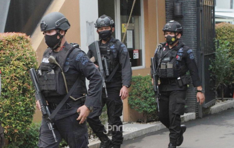 Bergerak ke Lampung dan NTB, Densus 88 Tangkap 11 Teroris 1 Tim tindak Detasemen Khusus (Densus) 88 Antiteror Polri bergerak ke dua wilayah untuk menangkap terduga teroris pada Senin (7/3) kemarin.