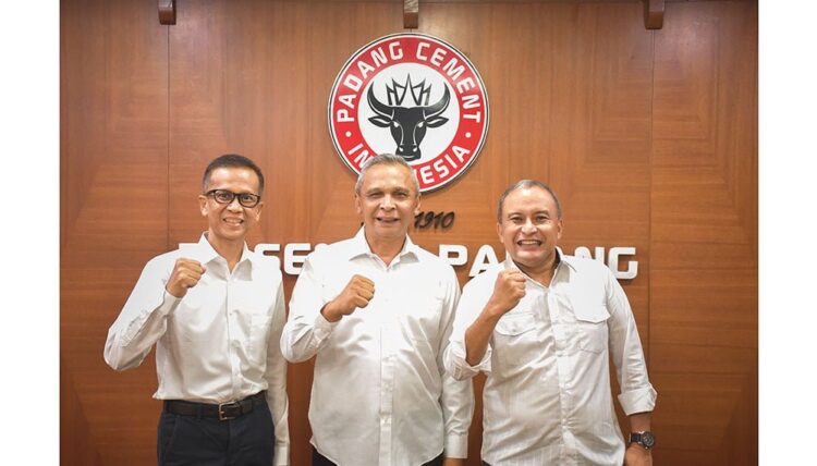 Hasil Keputusan Rapat Umum Pemegang Saham, Asri Mukhtar Resmi Jabat Dirut PT SP, Oktoweri, Dirkeu dan Indrieffouny Indra, Direktur Operasi 1 DIREKSI SEMEN PADANG— (Dari kiri-kanan) Indrieffouny Indra (Direktur Operasi), Asri Mukhtar (Direktur Utama), Oktoweri (Direktur Keuangan dan Umum), diabadikan bersama setelah penetapan susunan pengurus baru PT Semen Padang
sesuai Rapat Umum Pemegang Saham (RUPS)
pada Selasa (29/3).