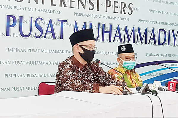 Kunjungi Muhammadiyah, Dubes Ukraina: Rusia Benar-Benar Kejam! 1 SAMPAIKAN— Dubes Ukraina untuk Indonesia Vasyl Hamianin (kiri) dan Sekretaris Umum PP Muhammadiyah Abdul Mu'ti saat menyampaikan konferensi pers meminta dukungan agar menghentikan invasi Rusia di Gedung Muhammadiyah, Jakarta, Kamis (10/3).