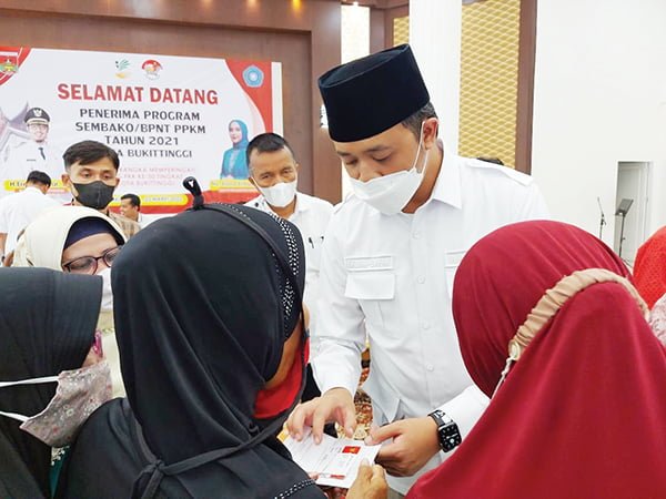 BANSOS--Pemko Bukittinggi melalui Dinas Sosial menyalurkan Bansos program Sembako tahun 2021. Bantuan diserahkan secara simbolis Wali Kota Bukittinggi.