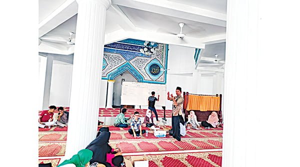 PENGHITUNGAN SUARA— Warga RW 08 Kelurahan Seberang Padang, Kecamatan Padang Selatan, antusias ikut menyaksikan penghitungan suara pada pemilihan Ketua RW 08 di Masjid Al-Fath Goba, Jumat (25/3) sore.