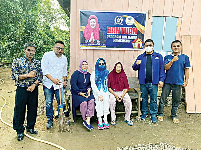 Survey Indikator : Partai NasDem Dharmasraya Tempati Urutan Kedua, Ampera Dt Labuan: Ini Hasil Kerja Nyata Kader NasDem Penuhi Aspirasi Masyarakat 1 BERIKAN BANTUAN—Anggota DPR RI Hj. Lisda Hendrajoni didampingi Ketua DPD NasDem Dharmasraya, Ampera Dt Labuan dan Ketua Garda Pemuda NasDem Sumbar, Hengki Purnanda saat memberikan bantuan Bedah Rumah di Jorong Muaro Mau Kecamatan Pulau Punjung.