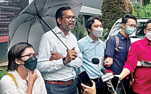 JELASKAN—Koordinator KontraS Fatia Maulidiyanti dan Direktur Lokataru Haris Azhar saat memberi penjelasan soal upaya penjemputan paksa terhadap dirinya, di Polda Metro Jaya, Selasa (18/1) lalu,  Kini keduanya ditetapkan sebagai tersangka.