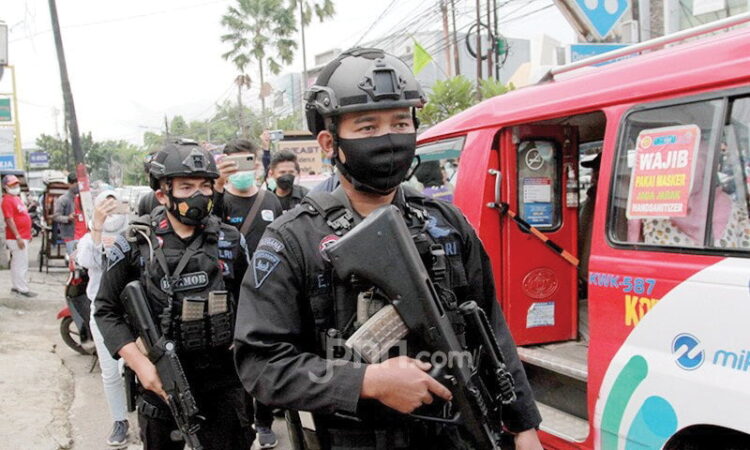 Densus 88 Tembak Mati Terduga Teroris di Jateng, Polisi Diminta Hati-Hati 1 AWASI— Terlihat tim Densus saat melakukan pengawasandi lokasi.