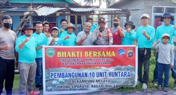 Diskominfo, Humas dan Jurnalis Bangun 10 Unit Huntara di Kampung Malayu 1 BANGUN HUNTARA-Diskominfo Pasaman bersama Humas Polres Pasaman dan wartawan saat melakukan kegiatan bakti sosial di daerah terdampak bencana gempa di Pasaman.