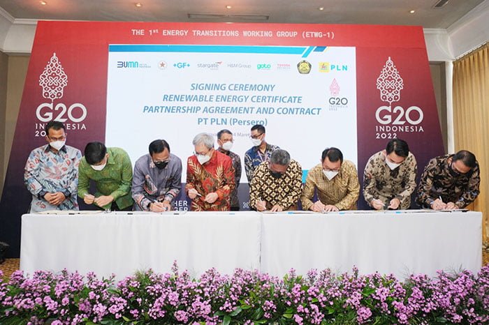 PT PLN (Persero) menandatangani kerja sama pemenuhan tenaga listrik yang berasal dari pembangkit energi baru terbarukan (EBT) melalui pembelian Renewable Energy Certificate (REC) sebesar 800 ribu megawatt-hours (MWh) dengan enam pelanggan besar dan sektor industri.