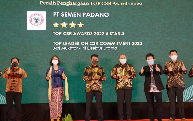 PENGHARGAAN TOP CSR— Direktur Keuangan dan Umum PT Semen Padang Oktoweri (tiga dari kanan) dan Kepala Unit CSR, Rinold Thamrin (tiga dari kiri) ketika menerima penghargaan TOP CSR Awards 2022 #Star 5 dan TOP Leader on CSR Commitment 2022 di Jakarta, Rabu (30/3).