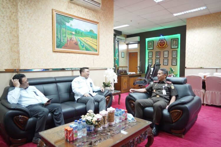 Jajaran Manajemen PLN Unit Induk Wilayah (UIW) Sumbar melakukan kunjungan silaturahmi dengan Kajati Sumbar .