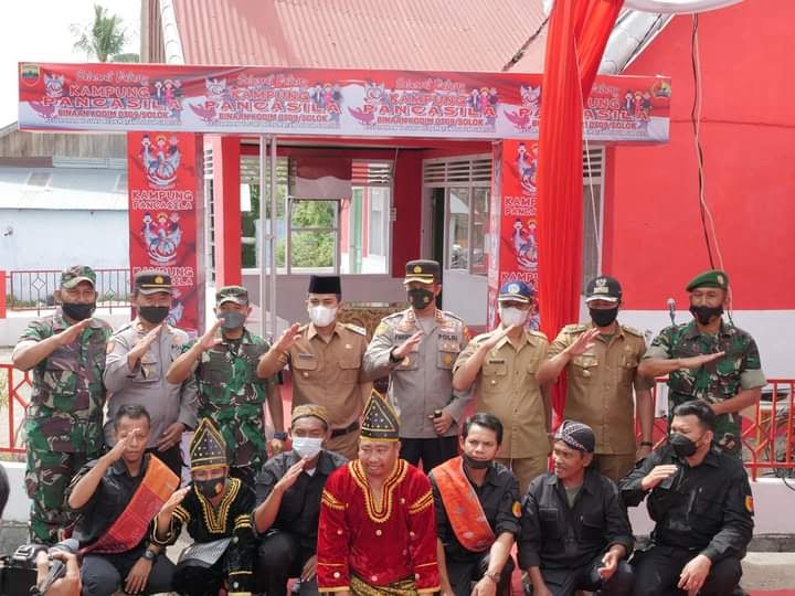 Gurun Bagan Dicanangkan jadi Kampung Pancasila 1 FOTO BERSAMA— Wakil Wali Kota Solok, Ramadhani Kirana Putra, foto bersama usai Pencanangan Kampung Pancasila binaan Kodim 0309/Solok di Gurun Bagan, Kelurahan VI Suku, Lubuk Sikarah.