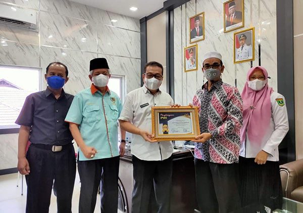 SERAHKJAN— Ketua Persatuan Wartawan Indonesia (PWI) Sumbar, Heranof Firdaus serahkan penghargaan.