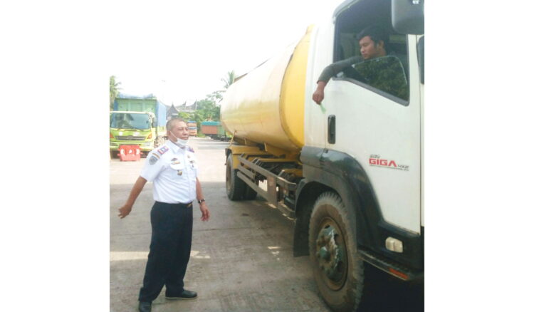 Atasi Kemacetan di Luar Terminal, Personel TAB di Koto Lalang Lakukan Pengawasan Ketat 1 PENGATURAN TRUK— Kepala UPTD TAB Ahmad Damsir saat melakukan pengaturan terhadap truk yang masuk ke areal terminal angkat barang di Koto Lalang.