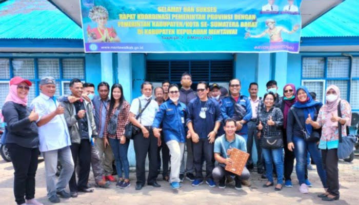 FOTO BERSAMA—Kominfo Pemkab Mentawai foto bersama dengan para wartawan usai teken kerja sama.