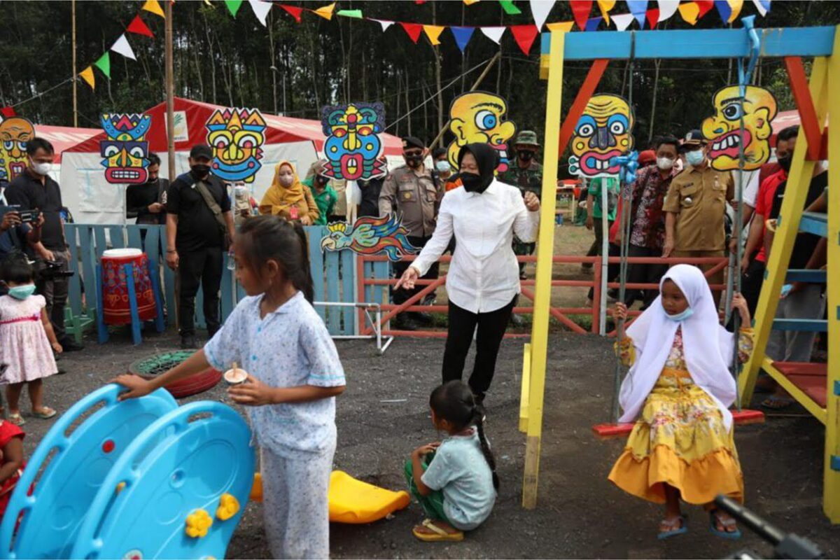 menteri sosial tri rismaharini sedang bermain dengan anak an