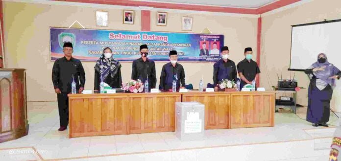 Pertama Pemilihan Walnag Melalui PAW, Nina Darmayanti: Hari Bersejarah Nagari Durian Tinggi 1 BUKA—Camat Lubuk Sikaping Nina Darmayanti saat membuka kegiatan musyawarah pemilihan Walinagari Pergantian Antar Waktu (PAW) Nagari Durian Tinggi Kecamatan Lubuk Sikaping.