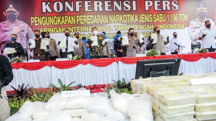 Penyelundupan Sabu 1,196 Ton Berhasil Digagalkan di Jawa Barat , Kapolri: Keberhasilan Terbesar di Awal Tahun 2022 1 PERLIHATKAN BUKTI— Kapolri Jenderal Pol Listyo Sigit Prabowo bersama Kapolda Jabar Irjen Pol Suntana menunjukkan barang bukti berupa sabu saat konferensi pers pengungkapan peredaran narkotika jenis sabu di Pusdik Intel Polri, Soreang, Kabupaten Bandung, Jawa Barat.